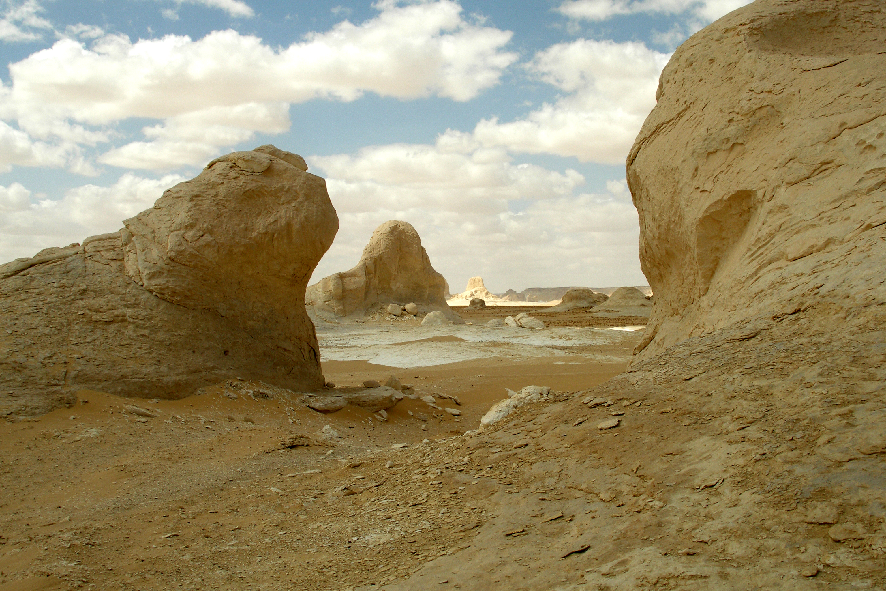 1.​ Enchanting⁣ Extraterrestrial Enclaves:⁣ Unveiling⁢ the​ Wonders of ⁢Sacred ​Alien Landscapes